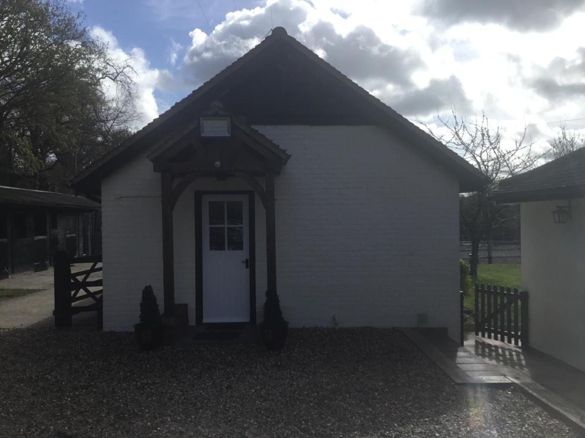 Cute Cottage 2024 Traveller Award Yateley Exterior foto
